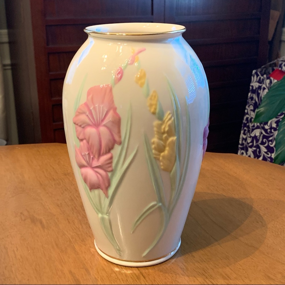Hand Painted Floral Spring Vase - Picture 6 of 7